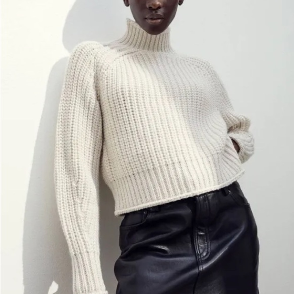 High neck wool sweater.